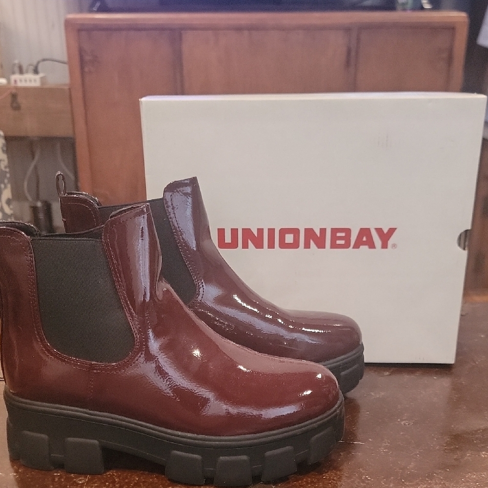 UNIONBAY Burgundy and Black Ankle Boots - Picture 2 of 6